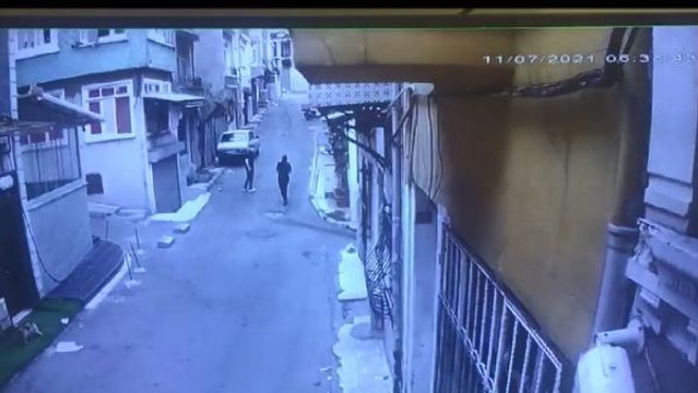 BEYOĞLU'NDA BİNALARA 'ÖRÜMCEK ADAM' GİBİ TIRMANAN HIRSIZLAR KAMERADA
