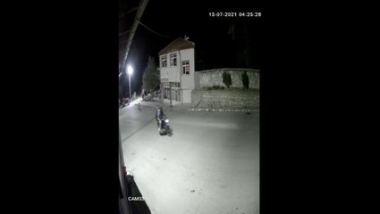 Motosiklet hırsızları güvenlik kamerasında