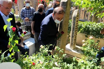 Darbeye karşı canlarını siper eden şehitlerinin mezarına gül bırakıldı