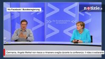 Germania, Angela Merkel non riesce a rimanere sveglia durante la conferenza: il video è esilarante