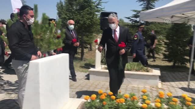 Son dakika haberi | ESKİŞEHİR - 15 Temmuz şehidi polis memuru Fatih Dalgıç, Eskişehir'de kabri başında anıldı