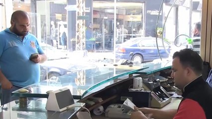 مودعون بالبنوك اللبنانية يشككون بإمكانية استلام جزء من أموالهم بالدولار