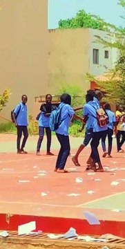 CEM de Hann : Les élèves déchirent leurs cahiers de cours pour célébrer la fin de l'année scolaire