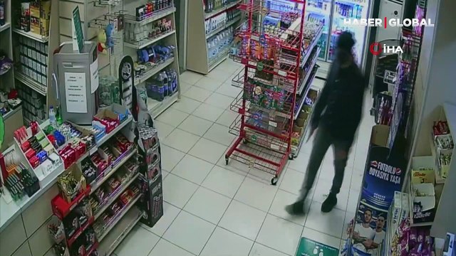 İlginç soygun kamerada! Kılıç çekerek soygun yaptı