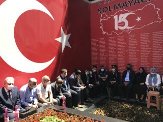 15 Temmuz şehidi Fatih Satır, İstinye'deki mezarı başında dualarla anıldı