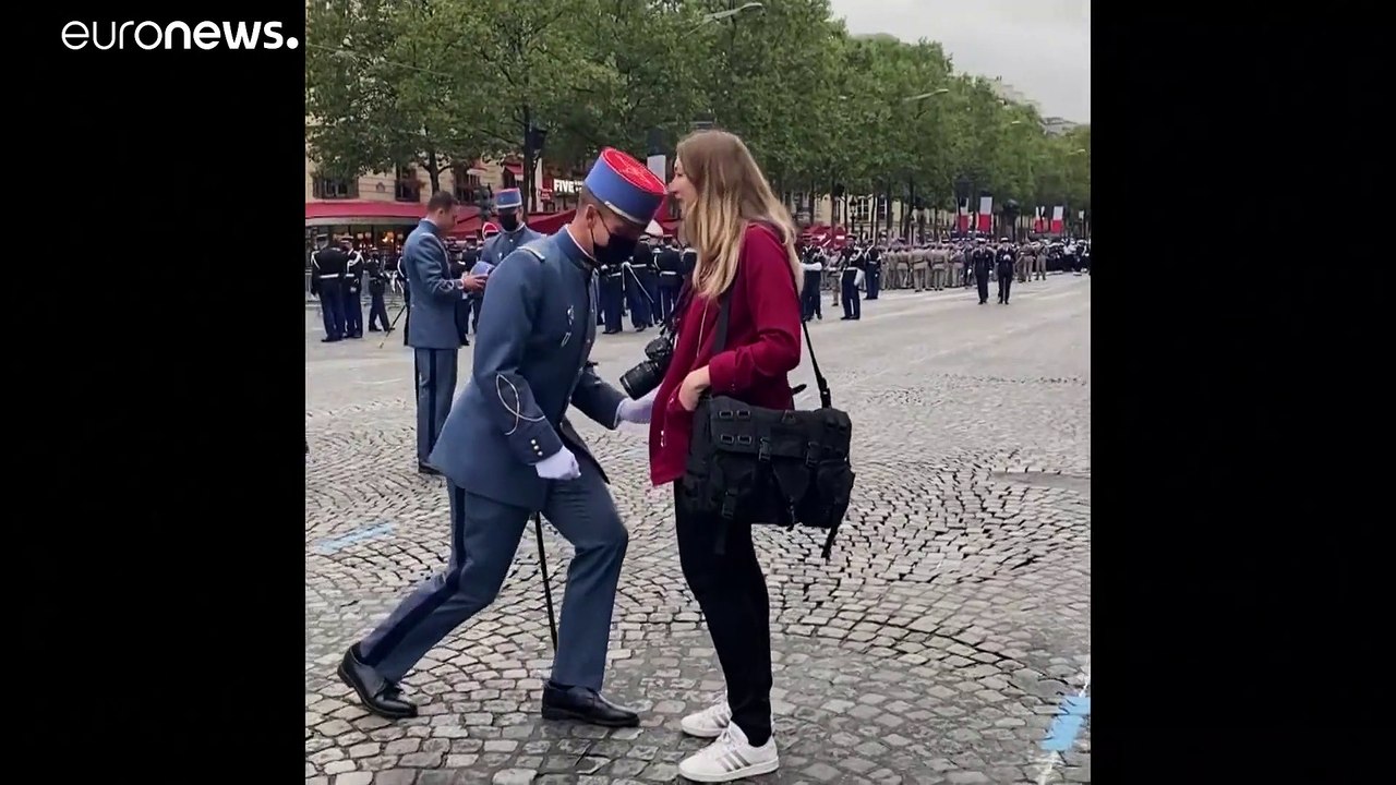 شاهد: جندي فرنسي يفاجئ صديقته بطلب يدها للزواج...