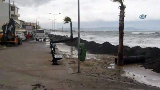 Fırtına minareyi böyle devirdi