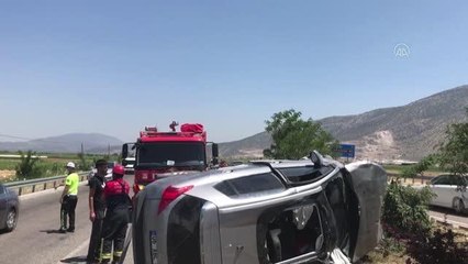 Son dakika haber... Otomobilin devrilmesi sonucu ikisi çocuk 4 kişi yaralandı