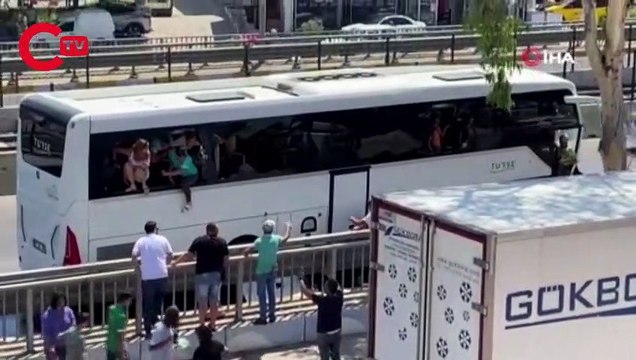 Kaza yapan otobüsün kapıları açılmayınca turistler camları kırıp otobüsten atladı