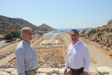 AK Parti MKYK Üyesi Hıdır, Datça'da badem ha­sa­dı yaptı