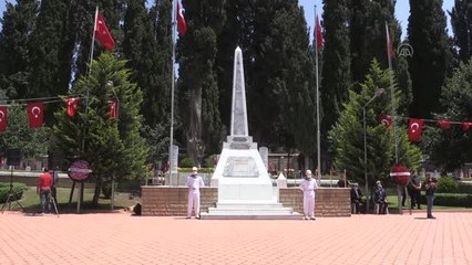 Şehit mezarlarına karanfil bırakıldı