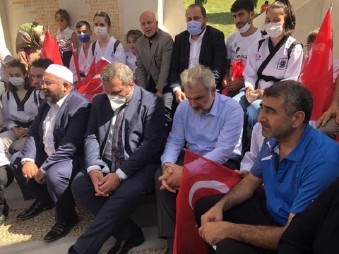 AK PARTİ İSTANBUL İL BAŞKANI KABAKTEPE 15 TEMMUZ ŞEHİTLER ANITI'NI ZİYARET ETTİ