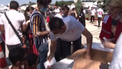 Son dakika haberleri | Türk Kızılay'ından 15 Temmuz Şehitler Anıtı önünde vatandaşlara ikram