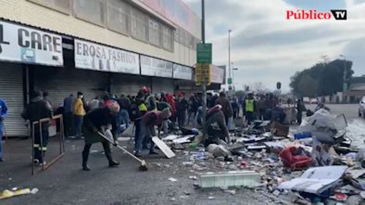 La población de Johannesburgo limpia las calles...