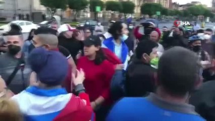 Kübalı protestocular ve Meksikalılar arasında tekmeli yumruklu kavga