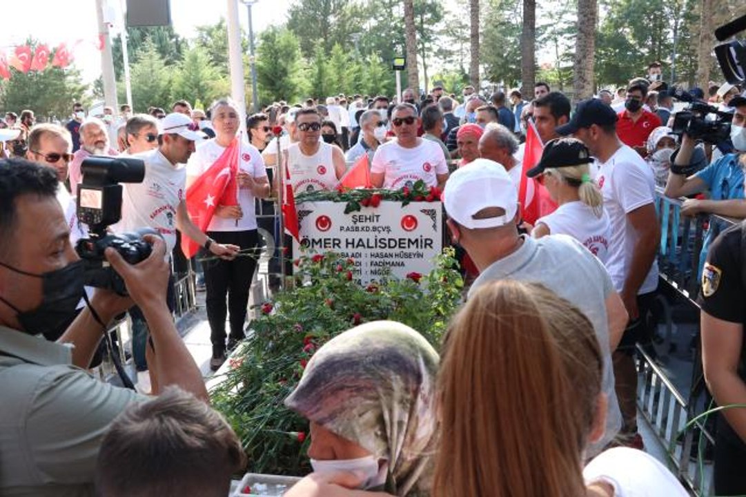 "Kapadokyalı Dede", şehit Ömer Halisdemir'in kabrini ziyaret etmek için 123 kilometrelik koşuya katıldı