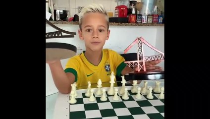 Menino superdotado jogador de xadrez