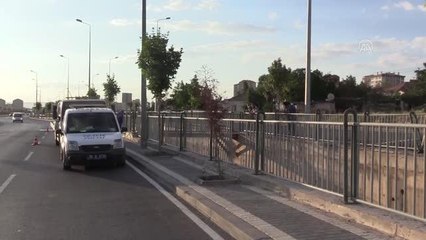 Otomobil su kanalına devrildi: 3 yaralı