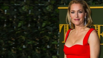 "Göğüslerim göbek deliğime kadar sarksa bile sütyen takmayacağım" diyen ünlü oyuncu Gillian Anderson'a komşuları isyan etti