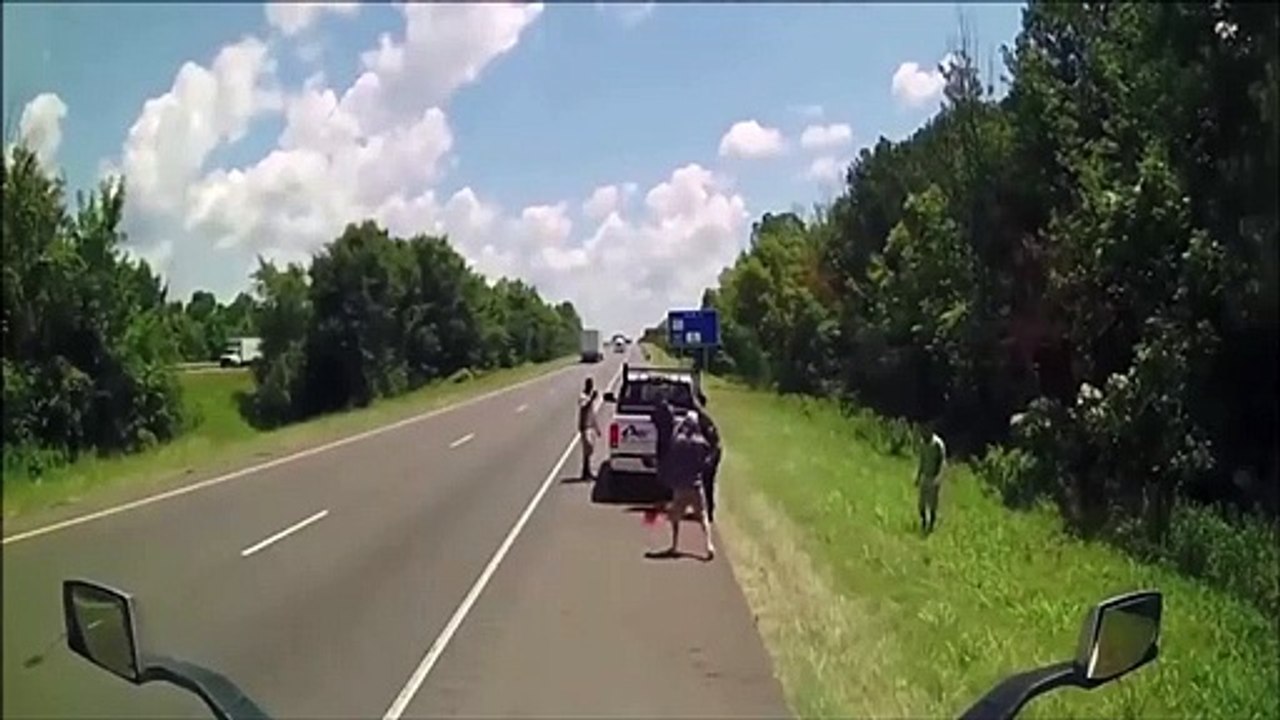 Il tente d'échapper à une arrestation en pleine route... mauvaise idée