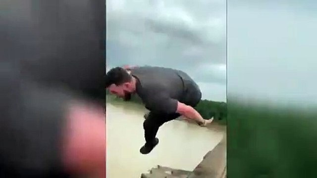 Bloqué dans les bouchons, il saute d'un pont de 30 mètres de haut !
