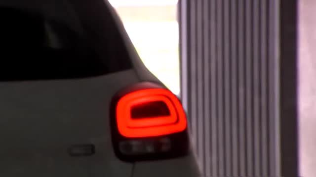 Un mujer escapa de ser secuestrada por su hermano arrojándose de un coche en marcha