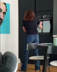 Πόπη Τσαπανίδου: Χορεύει αγκαλιά με τον εγγονό της τραγούδι της Έλλης Κοκκίνου