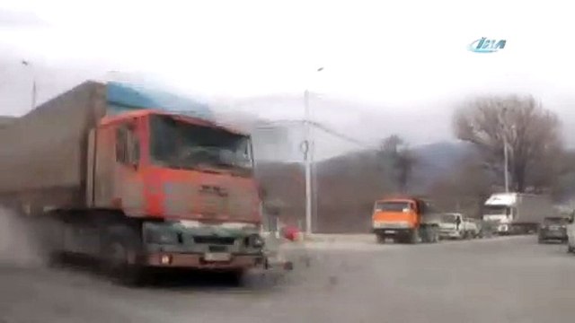 Freni boşalan TIR dehşet saçtı