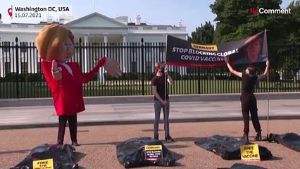شاهد: ناشطون يحتجون خارج البيت الأبيض ويدعون إلى "تحرير اللقاح"..بينما يستضيف بايدن ميركل