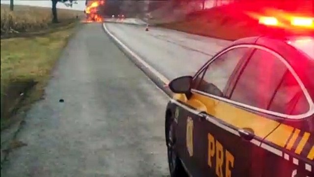 BR-277: Imagens mostram caminhão em chamas e Bombeiros efetuando o combate ao fogo, em Catanduvas