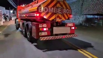 Скачать видео: Ônibus fica destruído após pegar fogo em Florianópolis