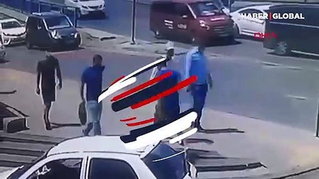 Güpe gündüz gasp dehşeti! Darbedilmesine rağmen çantayı bırakmadı