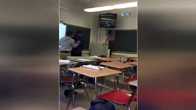 Öğretmenini yerden yere vurdu