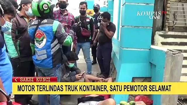 Gagal Menyalip, Pemotor Tewas di Kolong Truk Kontainer