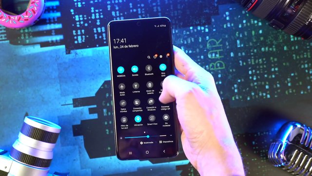 GUERRA de PANTALLAS COMPARAMOS los PANELES de LOS MEJORES SMARTPHONES del MOMENTO Xataka TV