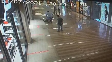 BAKIRKÖY'DEKİ AVM'DE 10 YAŞINDAKİ ÇOCUĞA DAYAK KAMERADA