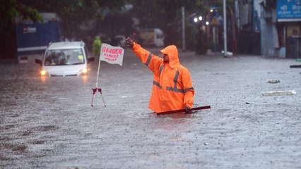 Download Video: Mumbai Rain: Waterlogging in police station, railway tracks