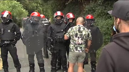 La Ertzaintza evita que cientos de vecinos desalojen la casa 'okupada' de un octogenario