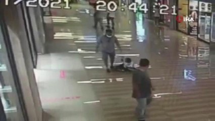 Son dakika haberi: Bakırköy'de AVM'de çocuğa tekme tokat dayak kamerada