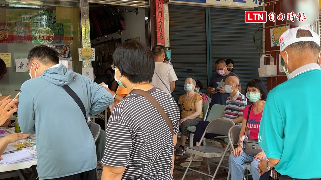 獨家》高雄基層診所打疫苗   停電+臨時塞單40多人群聚等近2小時