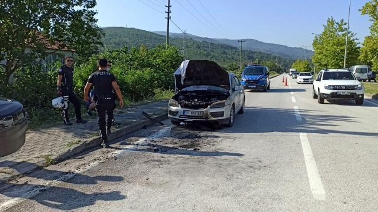 Tatilden dönen gençlerin arabası alev aldı