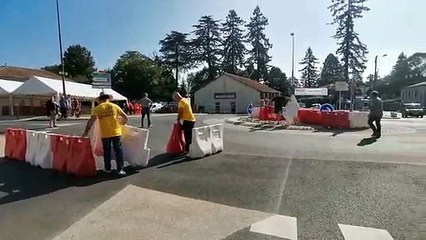 19e étape du Tour de France en Gironde : à Cérons, la RD 117 vient d'être fermée