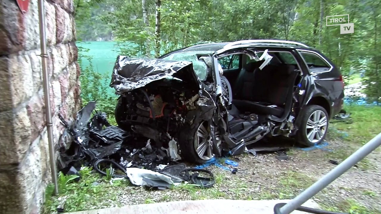 Nicht angeschnallt gegen die Tunnelwand: Tödlicher Unfall auf Achenseestraße