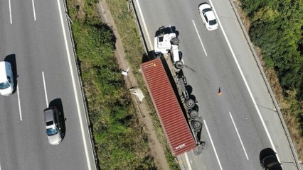 TEM Otoyolu’nda TIR devrildi