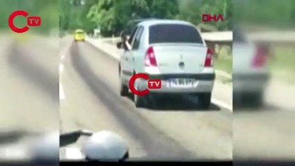 Otomobili, ayağını camdan sarkıtarak kullandı