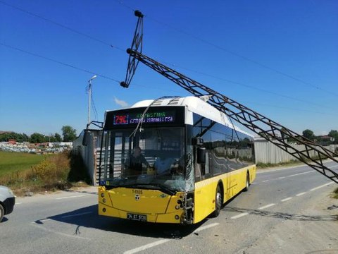 BAŞAKŞEHİR'DE OTOMOBİLİN ÇARPTIĞI ELEKTRİK DİREĞİ İETT OTOBÜSÜNÜN ÜSTÜNE DEVRİLDİ; 3 YARALI