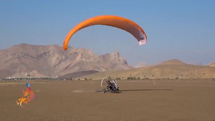 الطيران الشراعي رياضة تجذب هواة المغامرات في سلطنة عمان