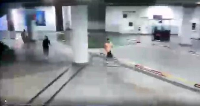 Şişli'deki alışveriş merkezinde bir kişinin cep telefonunu gasp eden 2 kişi yakalandı: Kaçma anları kamerada