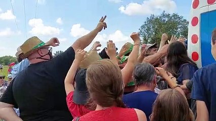19e étape du Tour de France en Gironde : à Noaillan, le public veut la casquette à poids