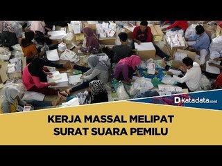 Kerja Massal Melipat Surat Suara Pemilu